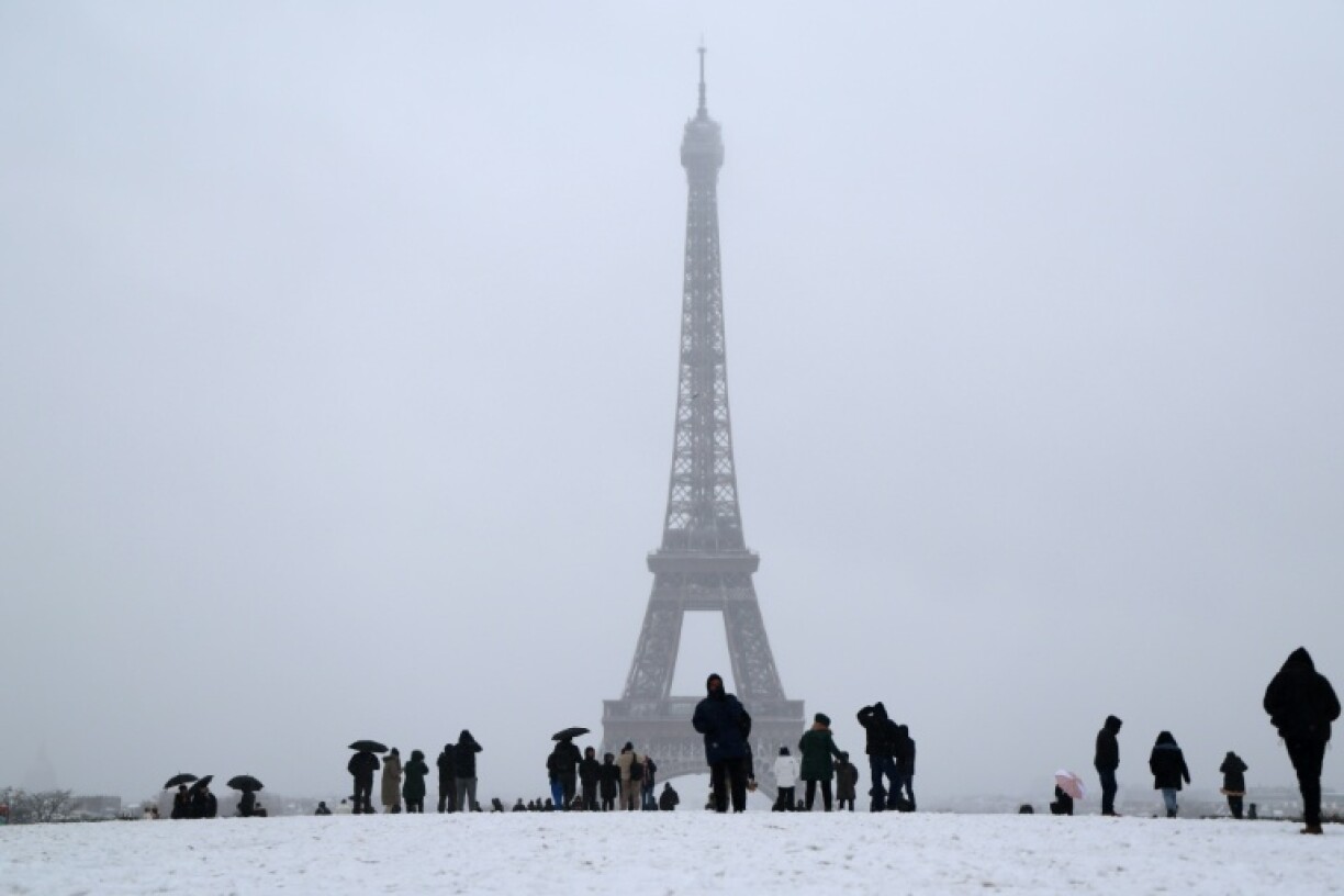 Ungewöhnlich ausgiebiger Schneefall und Temperaturen unter Null haben in Frankreich am Mittwoch erneut den Verkehr beeinträchtigt. Am Vormittag fielen an Pariser Flughäfen Roissy-Charles de Gaulle (CDG) und Orly etwa 140 Flüge aus.