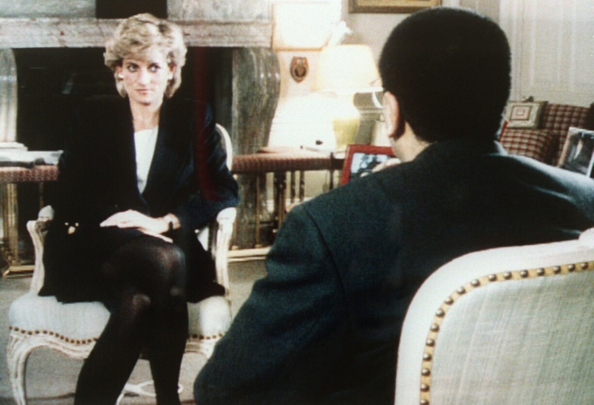 Photo fournie par la BBC de la princesse Diana lors d'une interview avec le journaliste de la BBC Martin Bashir (d), diffusée dans l'émission Panorama, le 20 novembre 1995 à Londres