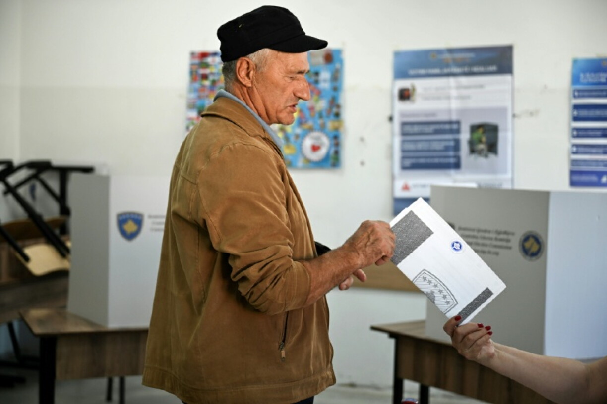 Un électeur vote pour les législatives au Kosovo, les troisièmes en seize mois, le 7 juin 2026 à Pristina