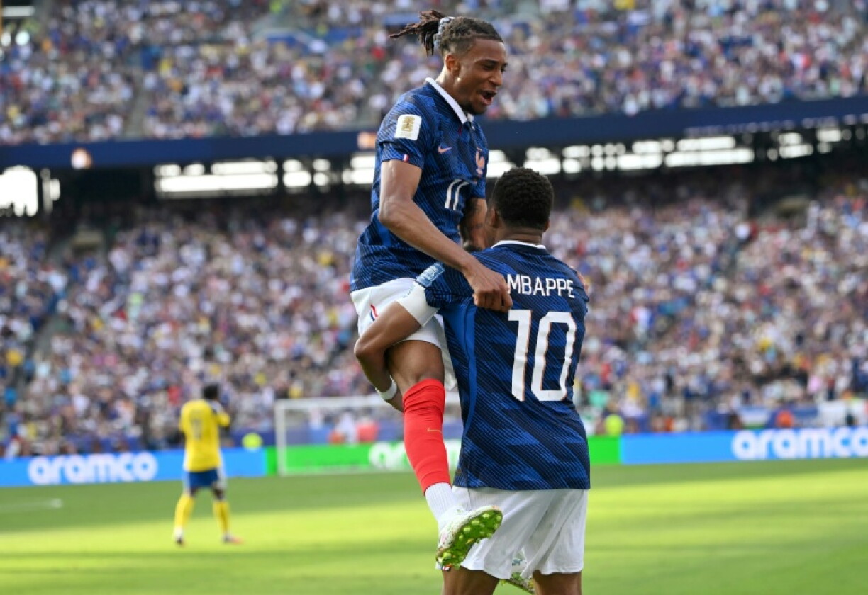 L'attaquant français Mischael Olise (de face) célèbre le but de Kylian Mbappé contre la Suède en 16e de finale du Mondial-2026 à East Rutherford (New Jersey) le 30 juin 2026
