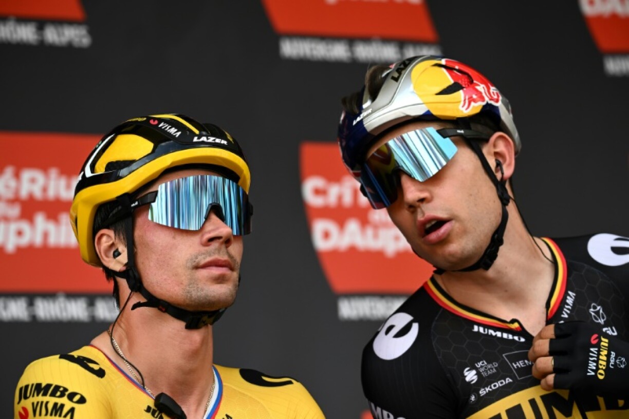 Le Slovènes Primoz Roglic (g) et le Belge Wout Van Aert, lors du Dauphiné, le 5 juin 2022