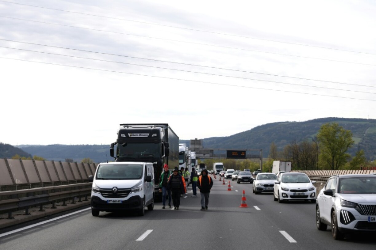 Manifestation de chauffeurs routiers sur l'autoroute A7 au niveau de Chasse-sur-Rhône (Isère), le 28 mars 2026