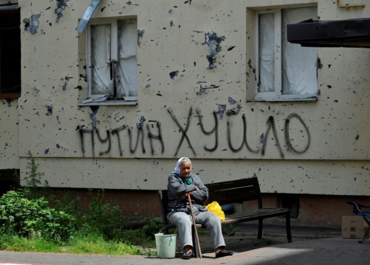 Un tag avec une insulte très grossière à l'égard du président russe Vladimir Poutine, sur le mur d'un immeuble à Irpin, près de Kiev, le 16 juin 2022