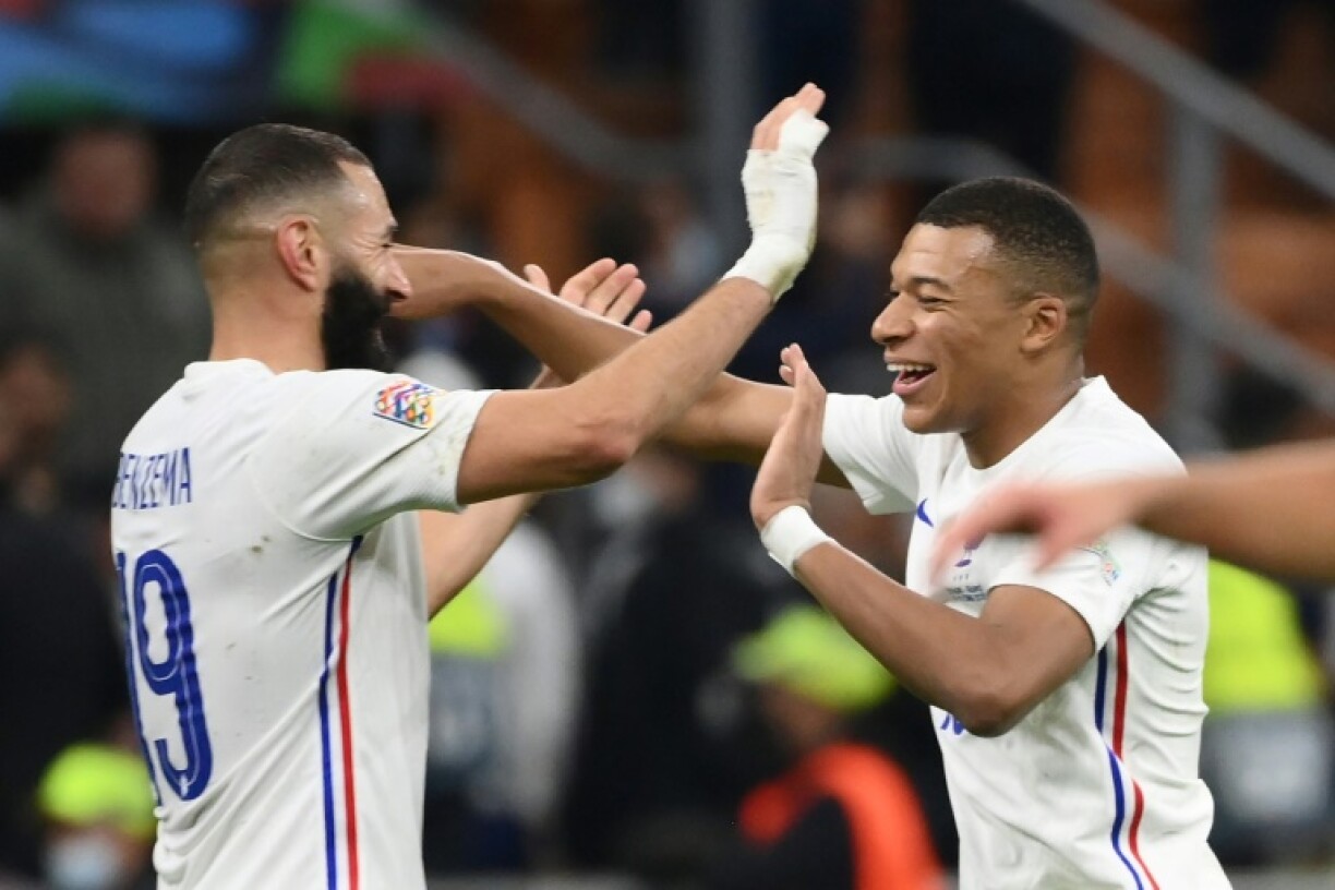 Les attaquants français Karim Benzema (gauche) et Kylian Mbappé (droite) se réjouissent après la victoire de la France en finale de la Ligue des nations face à l'Espagne, le 10 octobre 2021, au stade San Siro à Milan