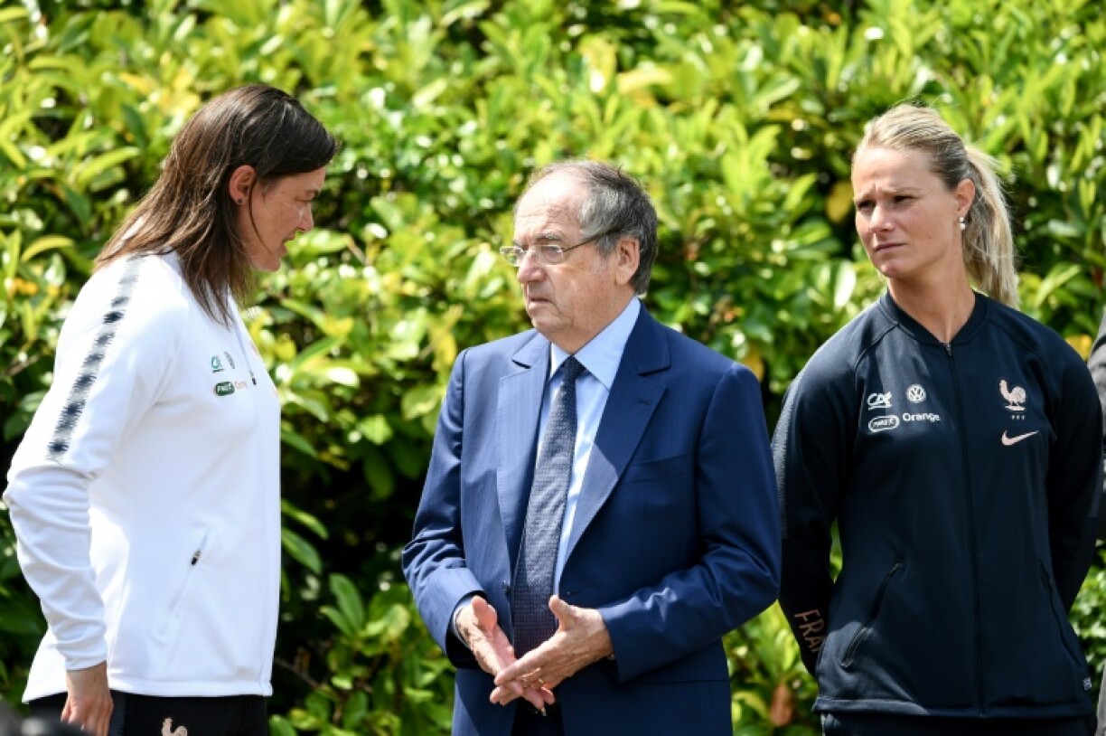 Le président de la Fédération française de football, Noël Le Graët, s'entretient avec la sélectionneuse de l'équipe de France, Corinne Diacre, sous le regard de la capitaine Amandine Henry, le 4 juin 2019 à Clairefontaine-en-Yvelines
