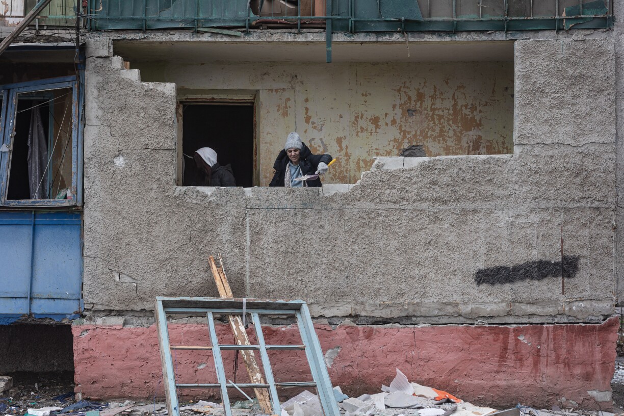 Wärend d'Verhandlungen an den USA lafen, geet de Krich fir d'Leit an der Ukrain (hei an der Stad Druzhkivka) weider.