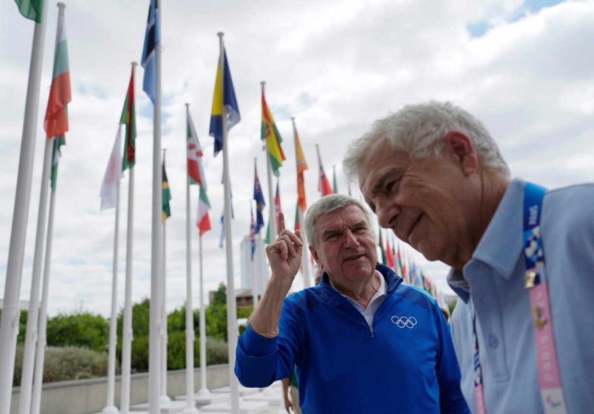 Thomas Bach gives pointers to Juan Antonio Samaranch Junior ahead of the Paris Olympics
