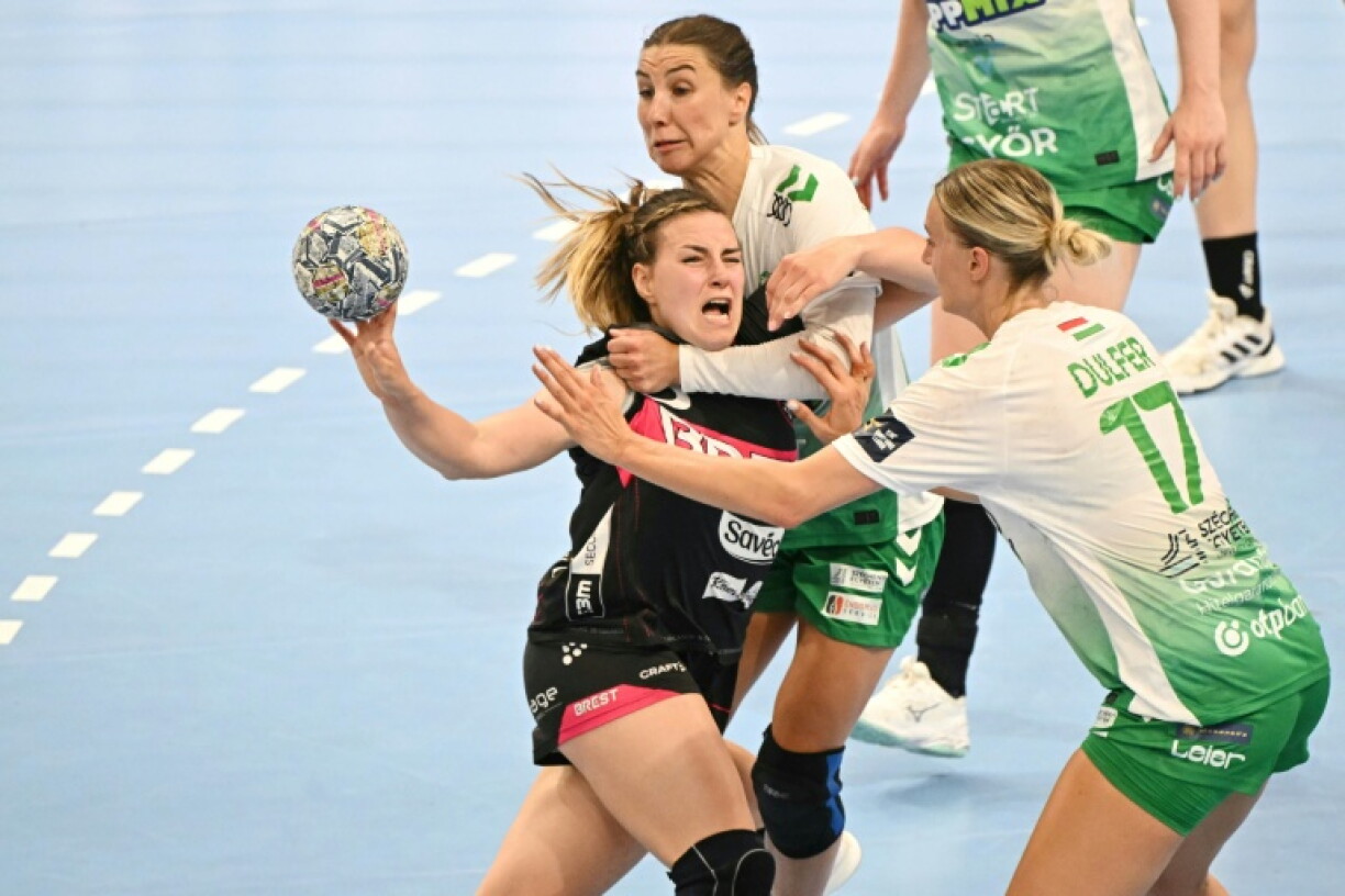 La Brestoise Clarisse Mairot, ballon en main, tenue en échec par la défense de Gyor samedi en demi-finale de Ligue des champions.