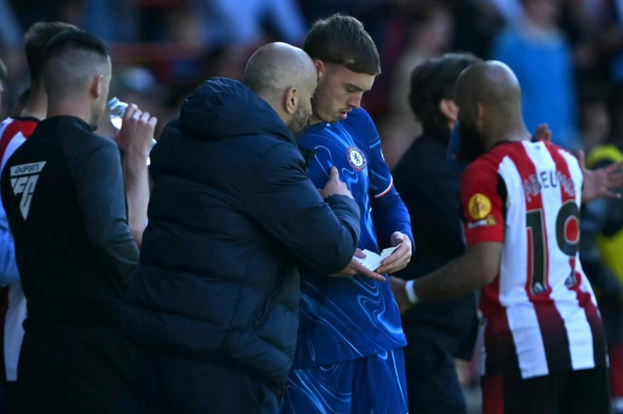 Chelsea's Cole Palmer reads a note from boss Enzo Maresca during the draw at Brentford
