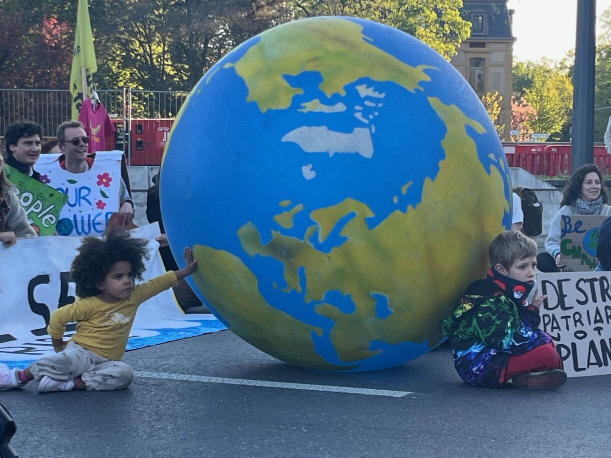 Eng 500 bis 600 Leit, dorënner vill Kanner, waren um Marche pour la terre 2026 an der Stad mat dobäi.