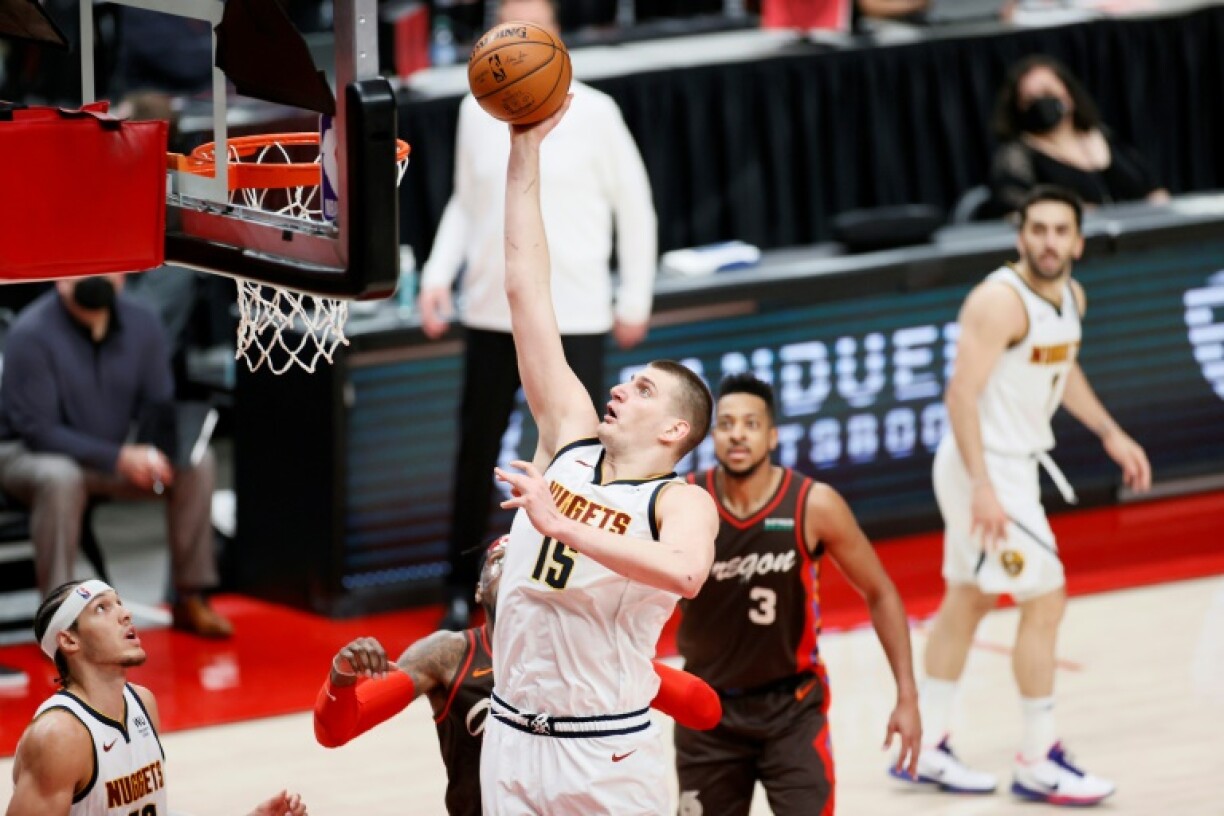 Le pivot serbe des Denver Nuggets, Nikola Jokic, marque un panier lors du 6e match du 1er tour des playoffs NBA face aux Portland Trail Blazers, le 3 juin 2021 au Moda Center à Portland