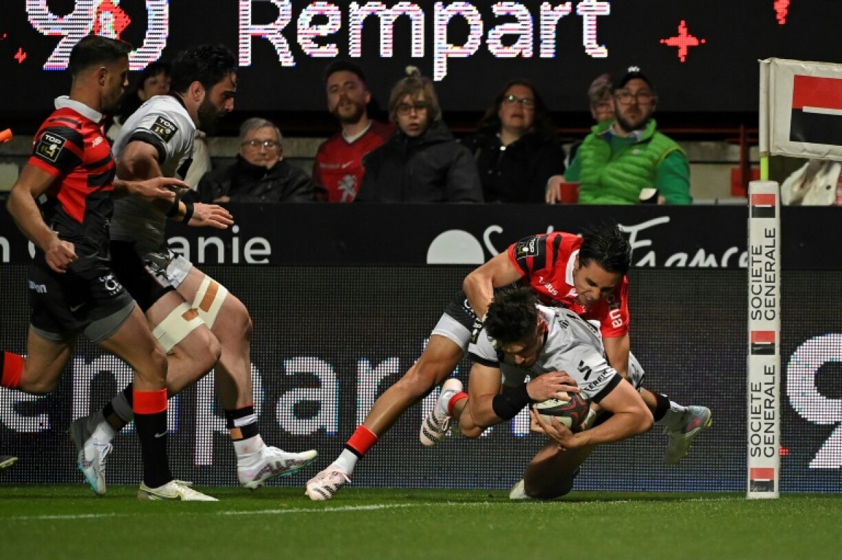 L'ailier de Lyon Ethan Dumortier marque pour le LOU le premier essai du mach de Top 14 contre Toulouse le 16 avril 2023 au stade Ernest-Wallon à Toulouse