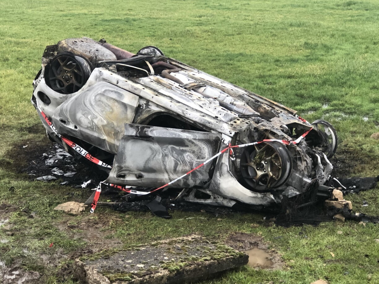 Une voiture a terminé sur le toit sur la N22