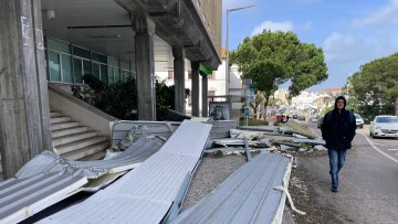 Les ravages de la tempête Kristin dans les rues de Leiria dans le centre du Portugal.