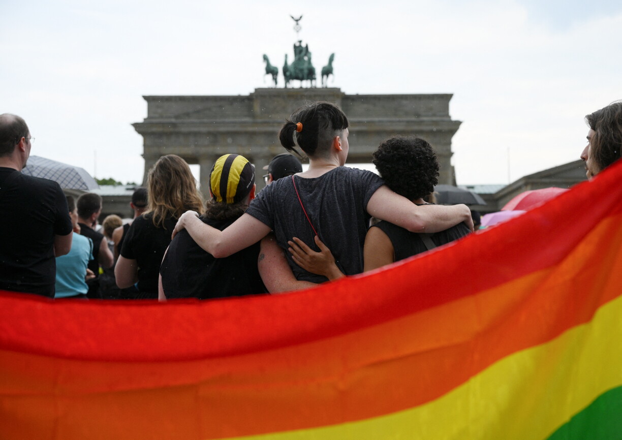 Leit gedenken den Affer vun der Attack op de Christopher Street Day virum Brandenburger Tor zu Berlin.
