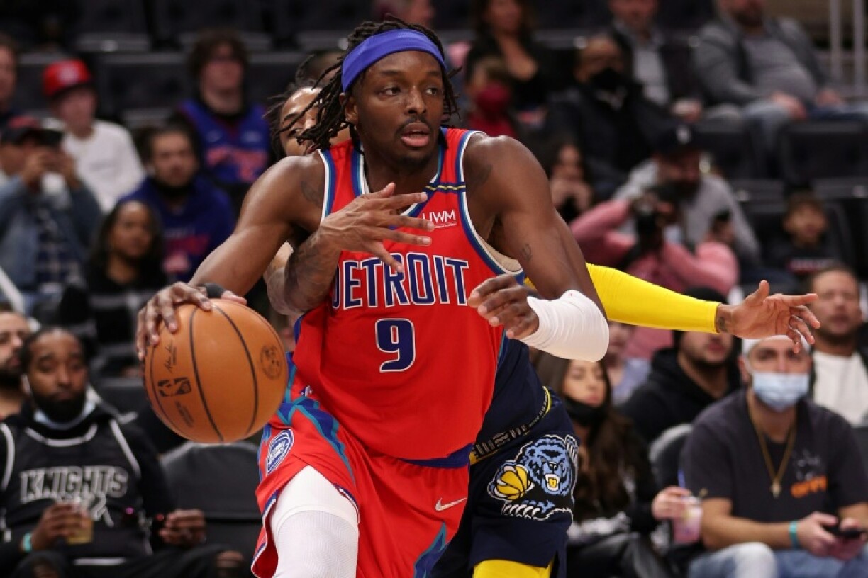Jerami Grant des Pistons de Detroit tente de contourner Ja Morant des Grizzlies de Memphis pendant la première mi-temps du match de NBA entre les Pistons et les Grizzlies au Little Caesars Arena, le 10 février 2022 à Detroit, Michigan