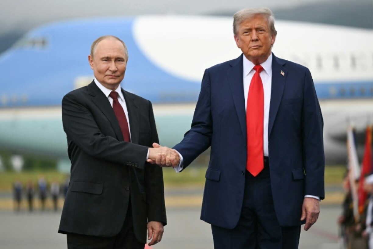 Le président américain Donald Trump (d) et son homologue russe Vladimir Poutine, à Anchorage, en Alaska, le 15 août 2025