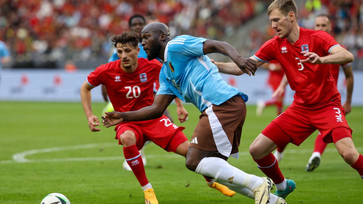 De Romelu Lukaku setzt sech géint d'lëtzebuergesch Defense duerch.