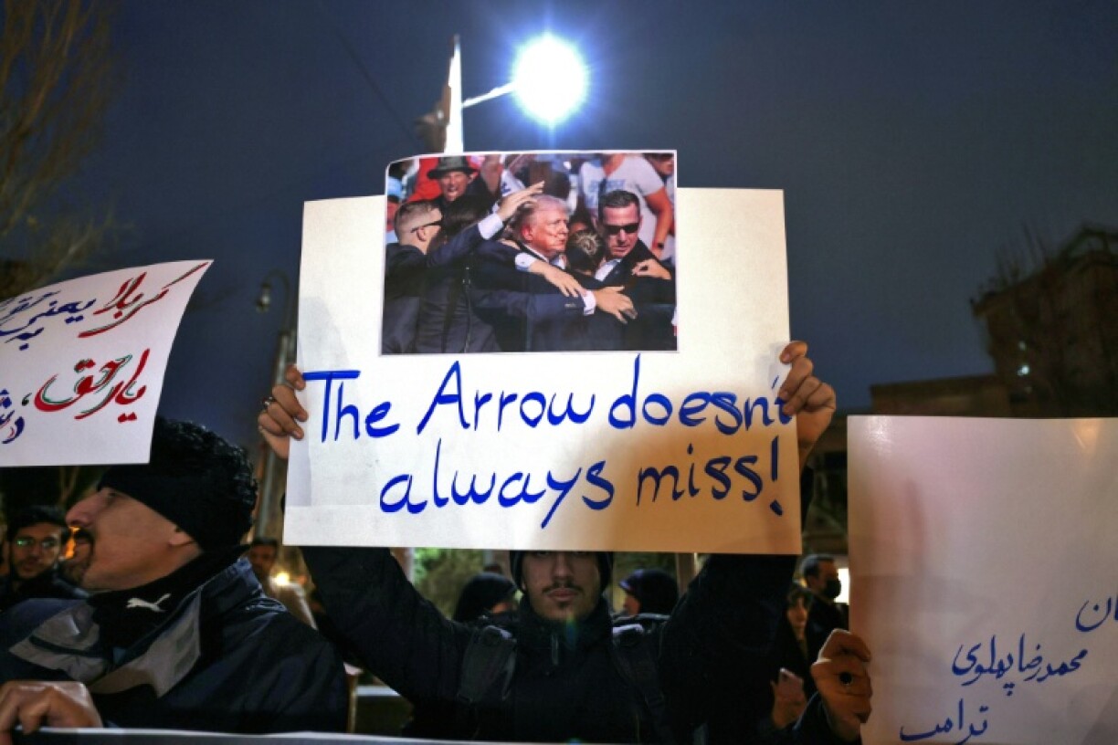 Manifestation en soutien au pouvoir iranien devant l'ambassade britannique à Téhéran, le 14 janvier 2026