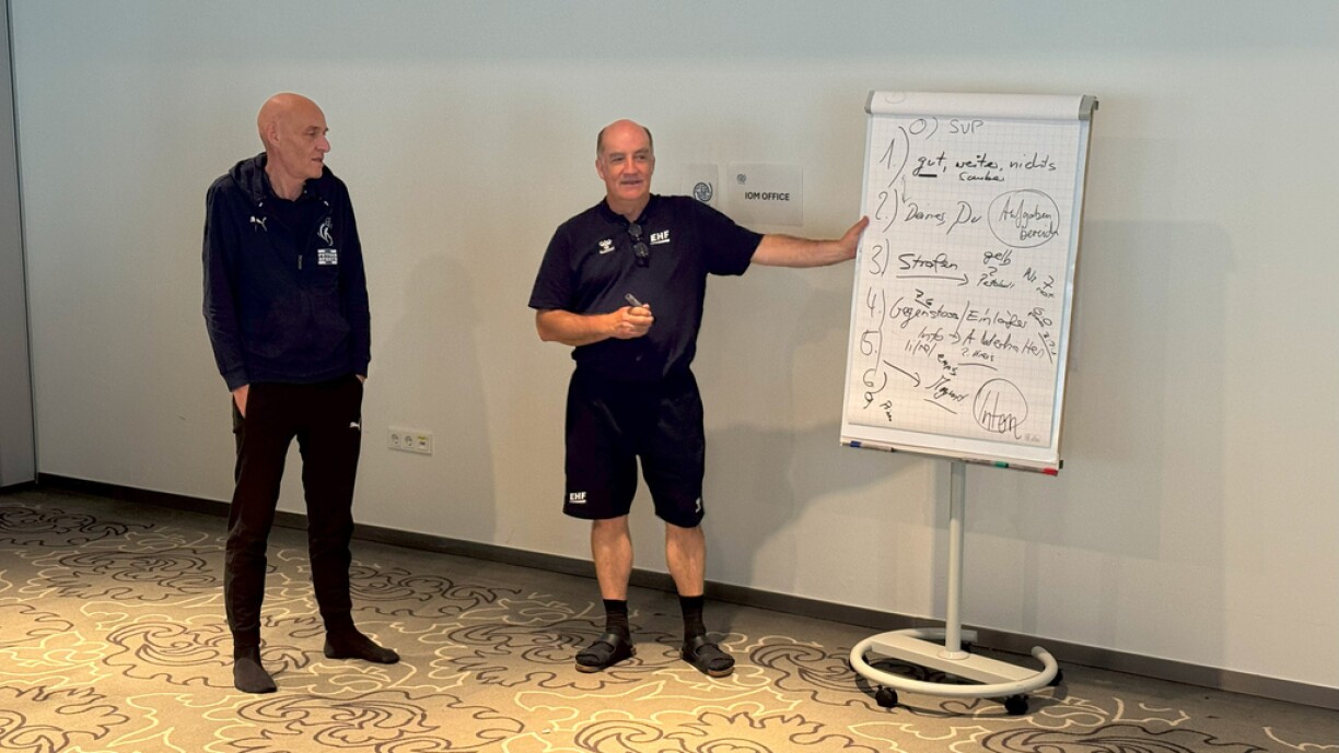 De Paul Nesser (lénks) an den EFH-Delegéierte Beat Nagel (riets) um Arbitterstage.