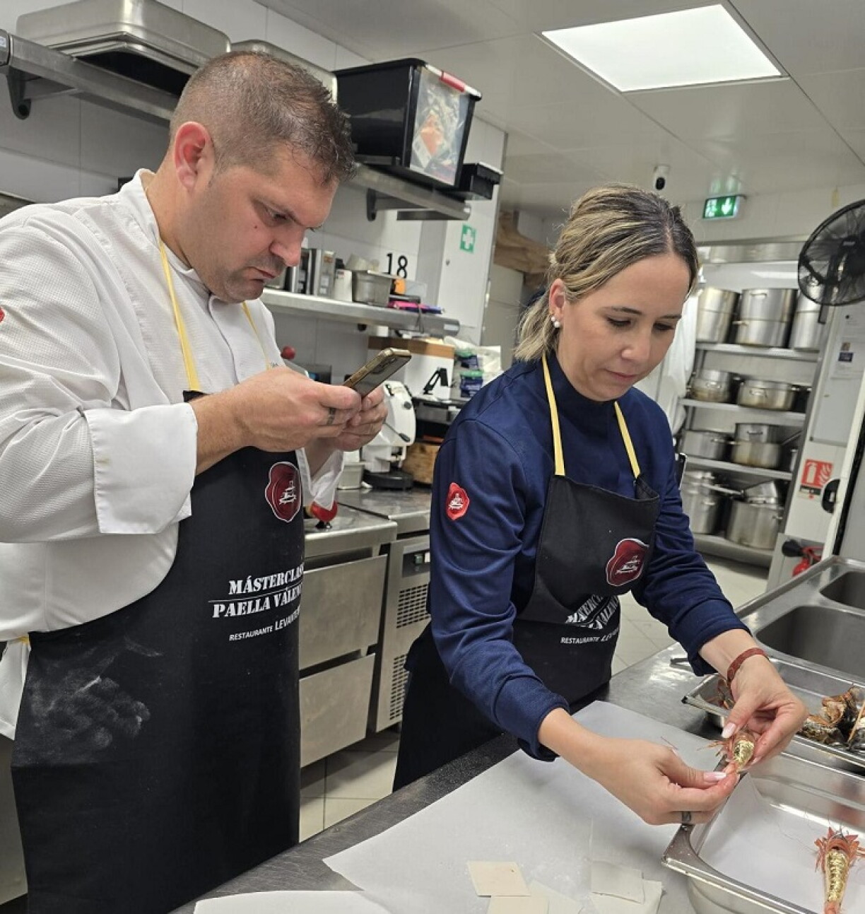 Paella preparéieren an Hëllef koordinéieren: De Victor an d'Bea Vidal