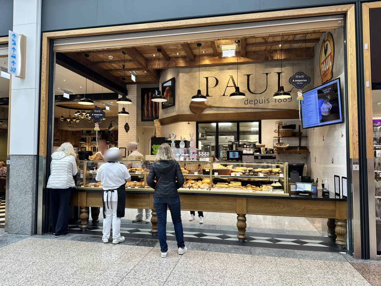 Des clients passent leur commande au comptoir chez Paul au Kirchberg