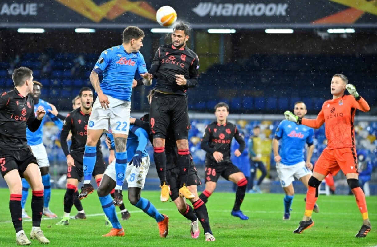 L'attaquant brésilien de la Real Sociedad, William Jose (c), à la lutte avec le défenseur napolitain Giovanni Di Lorenzo, lors du match de Ligue Europa, le 10 décembre 2020 au stade Maradona à Naples