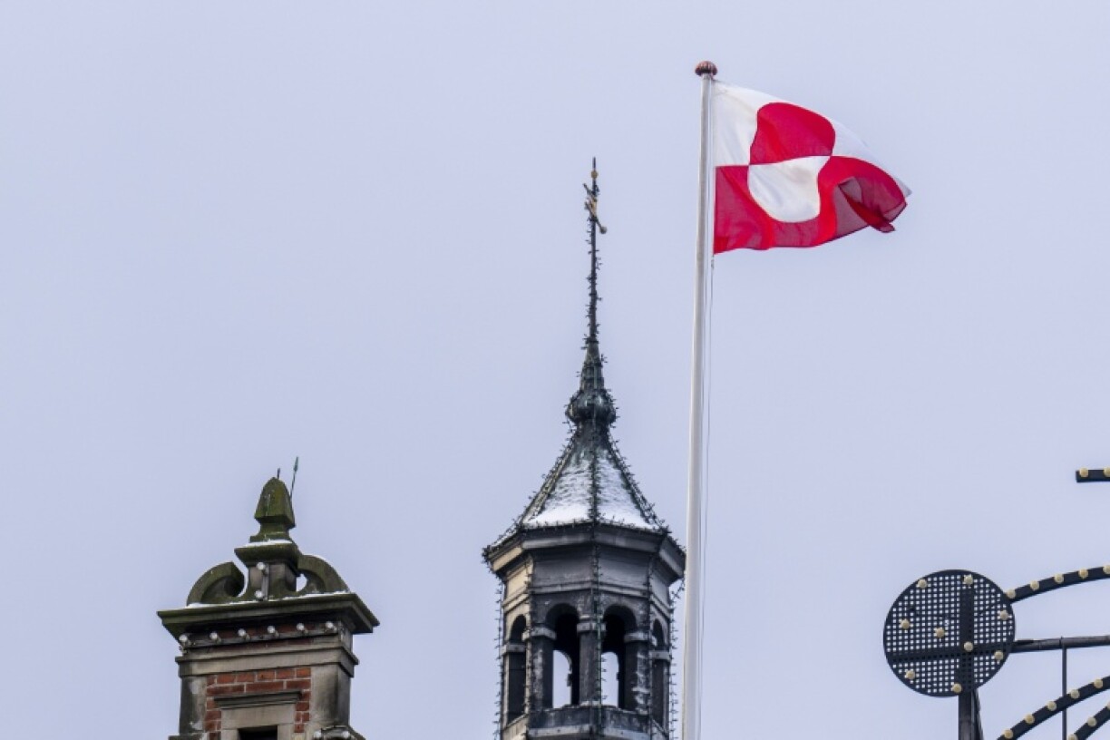 Le drapeau groenlandais flotte sur le toit du château de Tivoli à Copenhague, le 8 janvier 2026