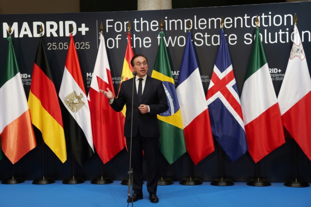 Le ministre espagnol des Affaires étrangères José Manuel Albares donne une conférence de presse à Madrid le 25 mai 2025, pendant une réunion de 20 pays européens et arabes consacrée au conflit israélo-palestinien