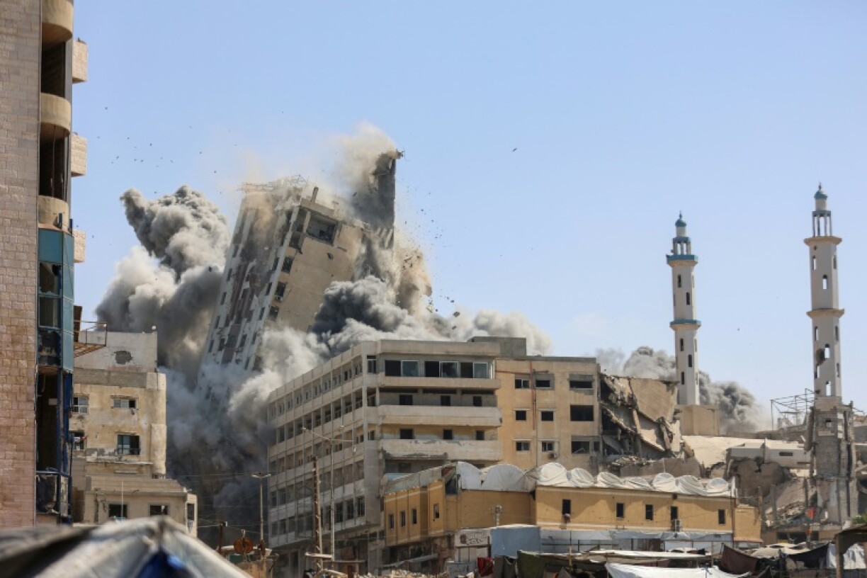 De la fumée s'élève après la destruction d'une tour par des frappes israéliennes dans la ville de Gaza, le 15 septembre 2025