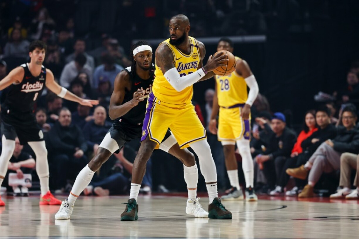 La star des Los Angeles Lakers LeBron James lors d'un match de NBA contre Portland, à Portland, le 20 février 2025
