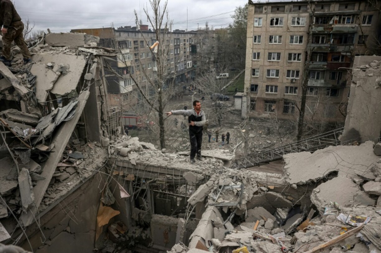 Les destructions causées par des frappes russes meurtrières à Sloviansk, dans l'est de l'Ukraine, le 14 avril 2023