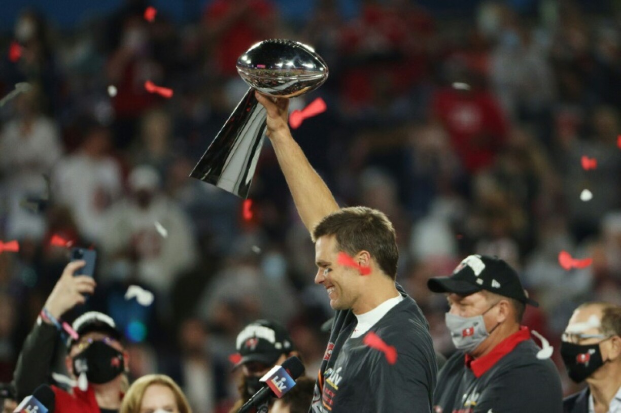 Le quarterback vedette Tom Brady sacré avec les Tampa Bay Buccaneers à l'issue du Super Bowl remporté contre Kansas à Tampa, en Floride, le 7 février 2021