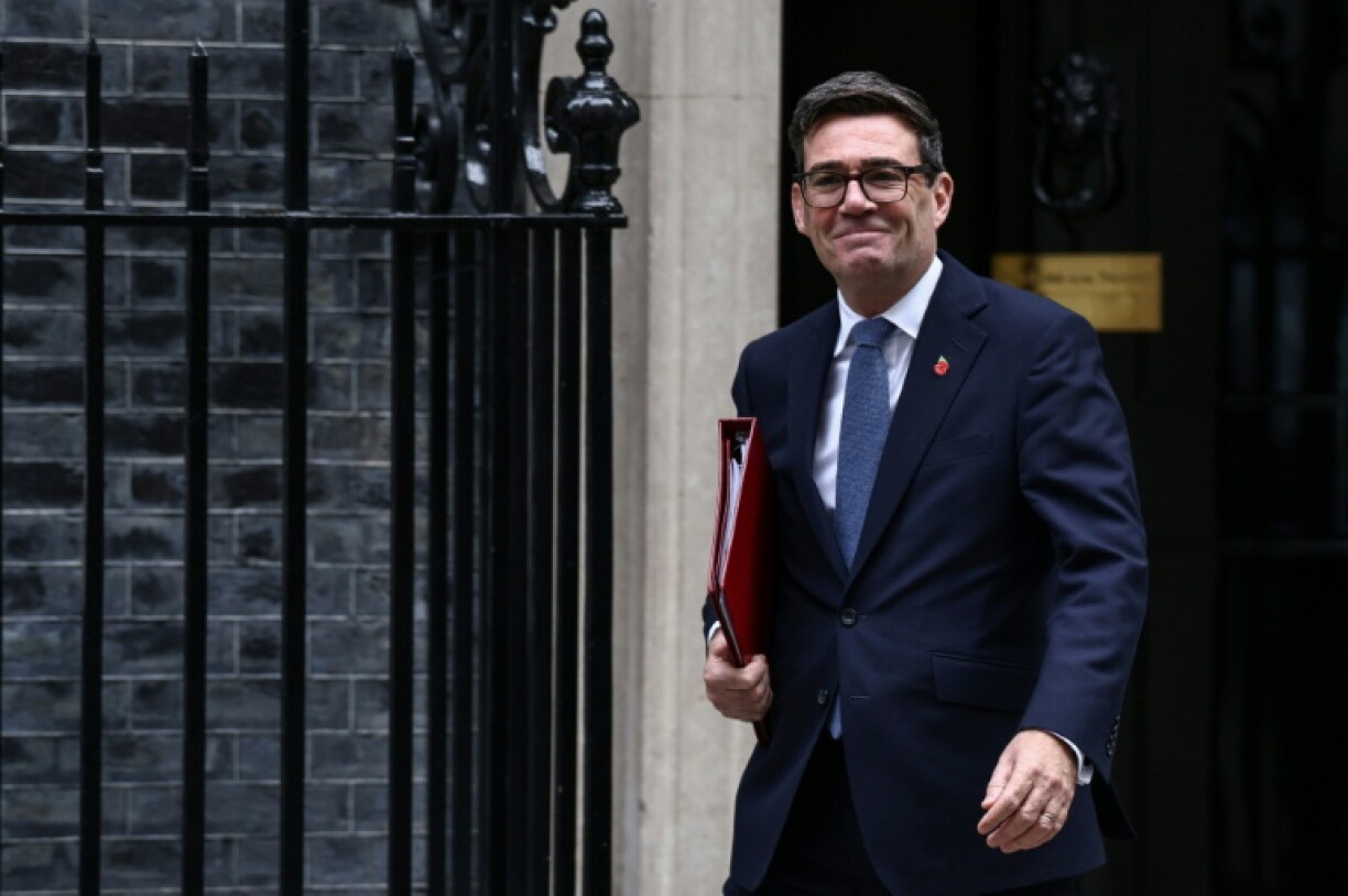 Le Premier ministre britannique Andy Burnham quitte Downing Street, à l'issue d'une réunion du cabinet avant la présentation par le ministre des Finances John Healey du budget annuel du gouvernement au Parlement dans la journée, le 28 octobre 2026 à Londres