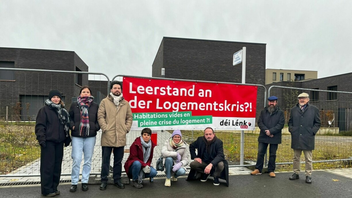 Les membres du parti ont posé pour une photo devant le quartier Nonnewisen à Esch