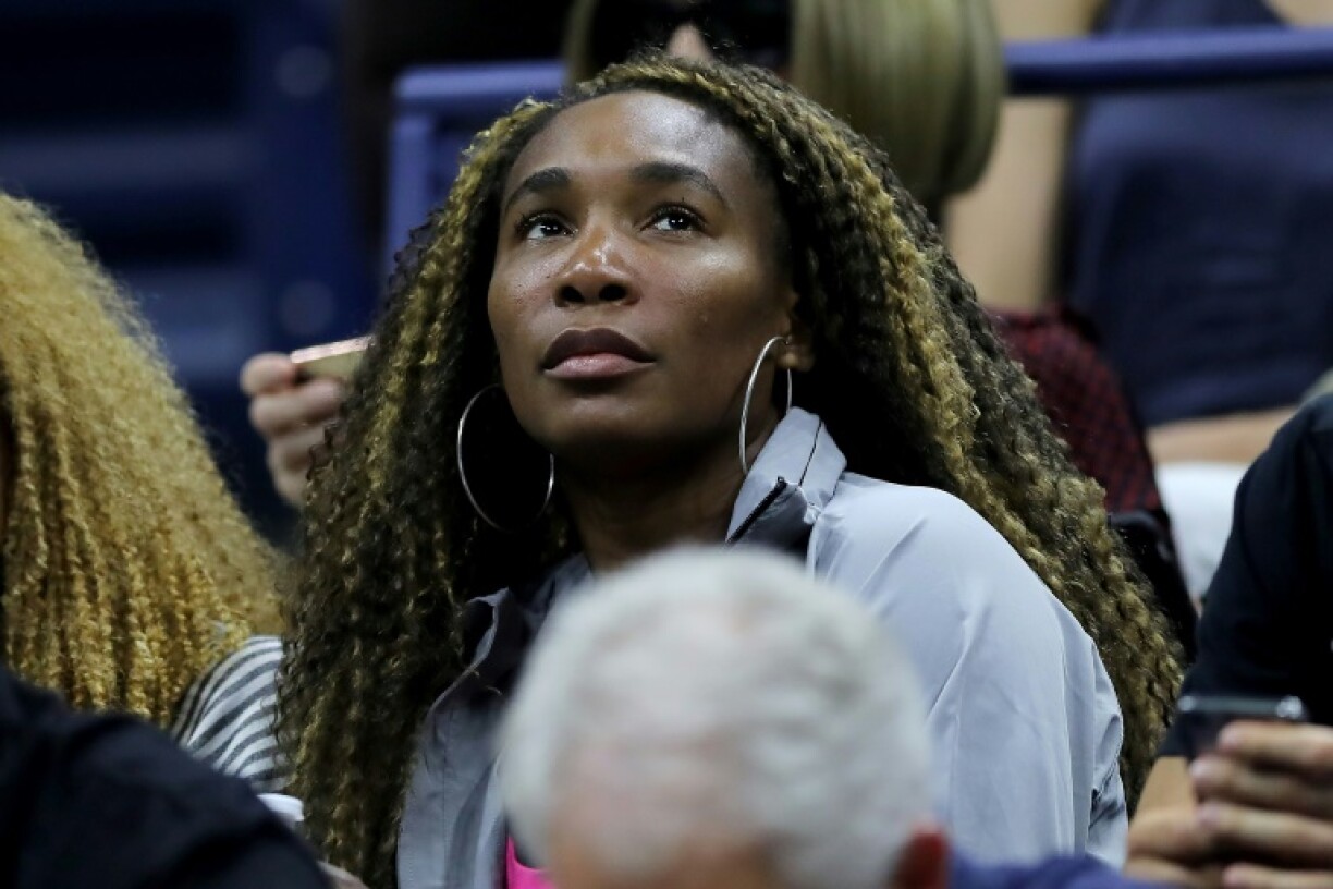 L'Américaine Venus Williams assiste au quart de finale opposant sa soeur Serena à la Chinoise Quiang Wang, le 3 septembre 2019 à l'US Open à New York