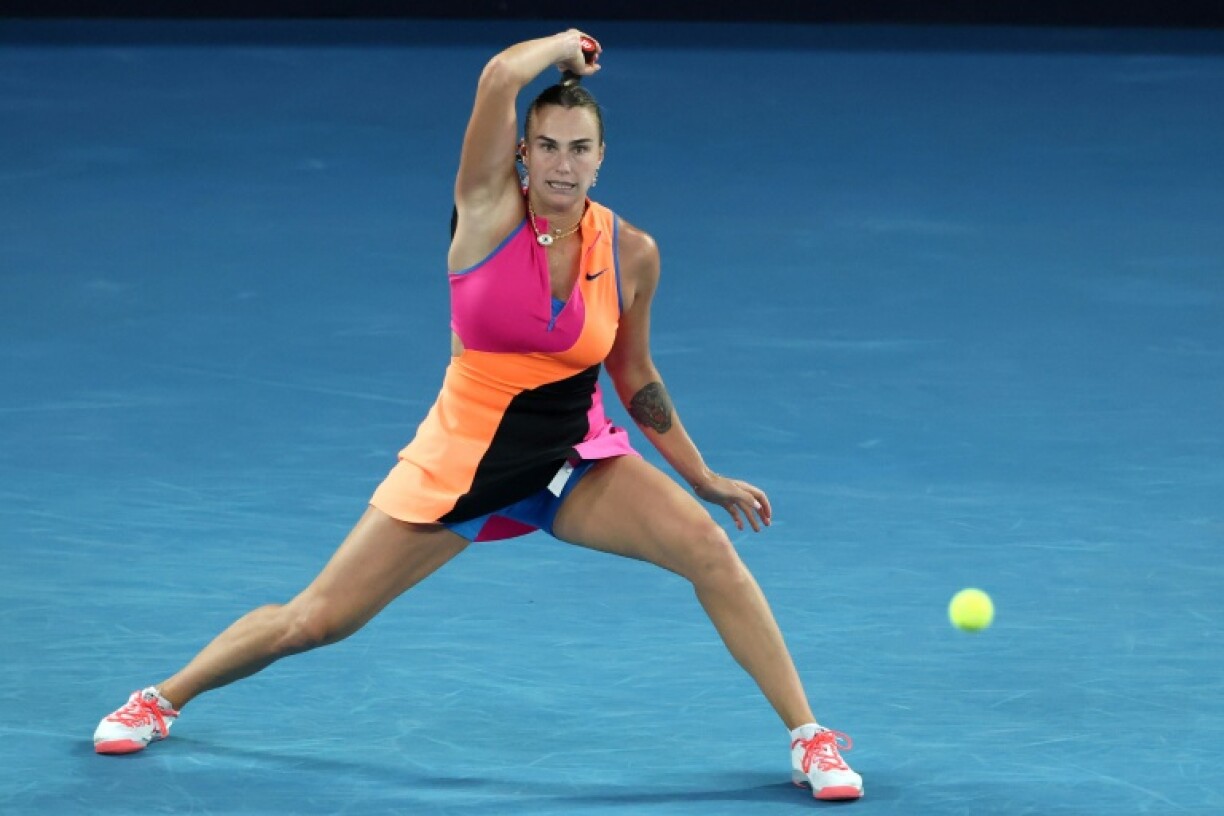 Aryna Sabalenka, qui effectue un retour de service acrobatique, lors de sa demi-finale victorieuse à l'Open d'Asutralie face à Elina Svitolina à Melbourne le 29 janvier 2026.