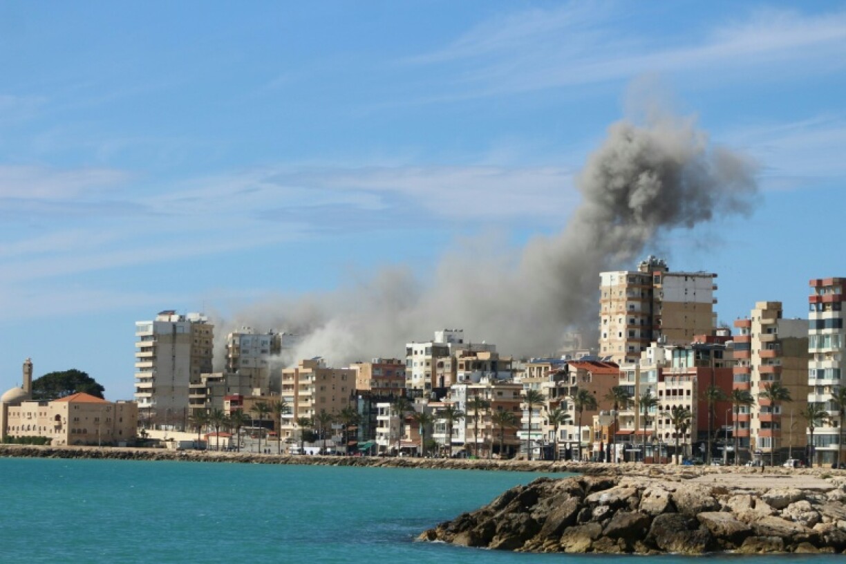 Nuage de fumée après une frappe aérienne israélienne visant la banlieue est de la ville de Tyr, dans le sud du Liban, le 24 mars 20224
