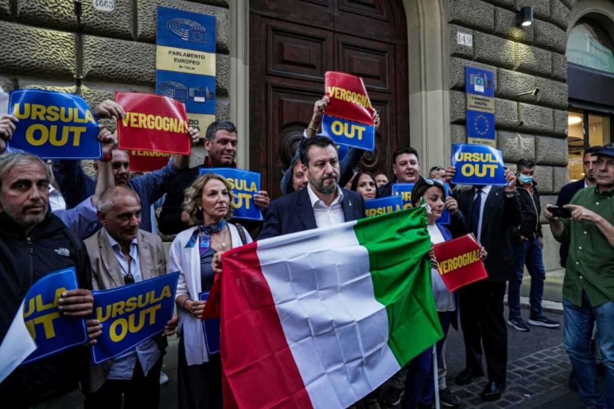 Matteo Salvini, dirigeant de la Ligue, manifeste devant les bureaux du Parlement européen à Rome pour protester contre des propos de la présidente de la Commission européenne Ursula von der Leyen, à Rome le 23 septembre 2022