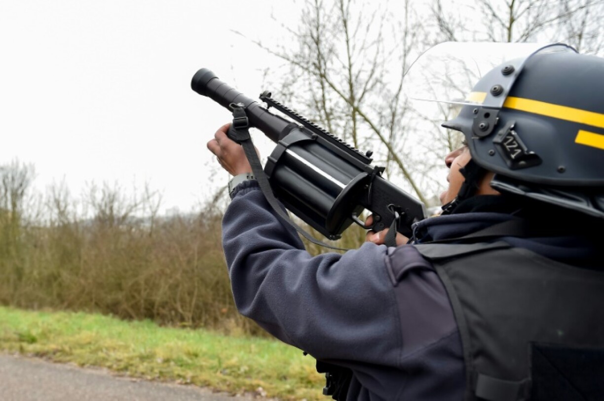Un membre de la CRS 36, basée à Châtel Saint-Germain, au sud de Metz, s'entraîne sur le terrain du 3e Régiment de Hussards le 23 février 2023 à Metz