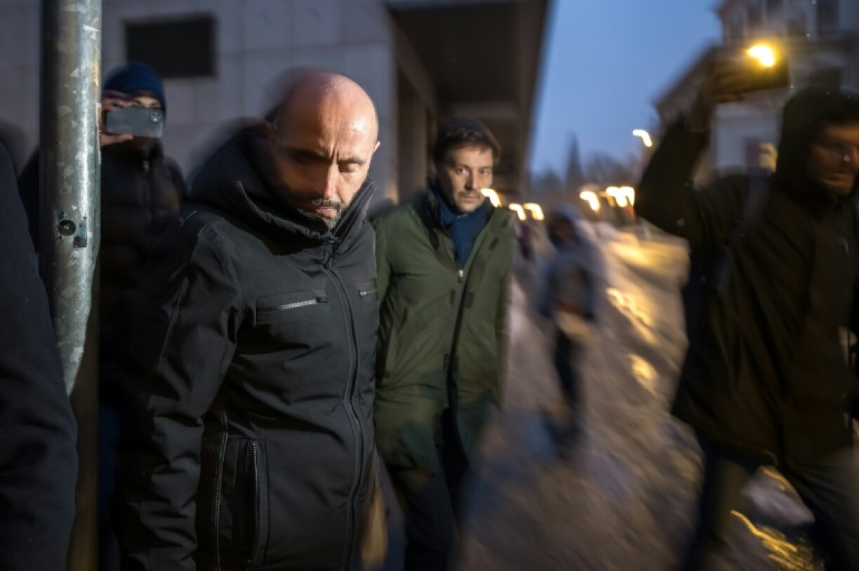 Jacques Moretti (g), propriétaire du bar Le Constellation, arrive à une audience au parquet du canton du Valais, à Sion, le 9 janvier 2026 en Suisse