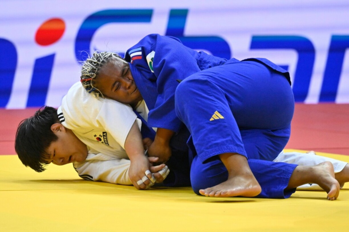 La Sud-Coréenne Lee Hyeon-ji (en blanc) victorieuse de la Française Romane Dicko en finale des Mondiaux de judo en +78 kg, le 10 octobre 2026 à Bakou