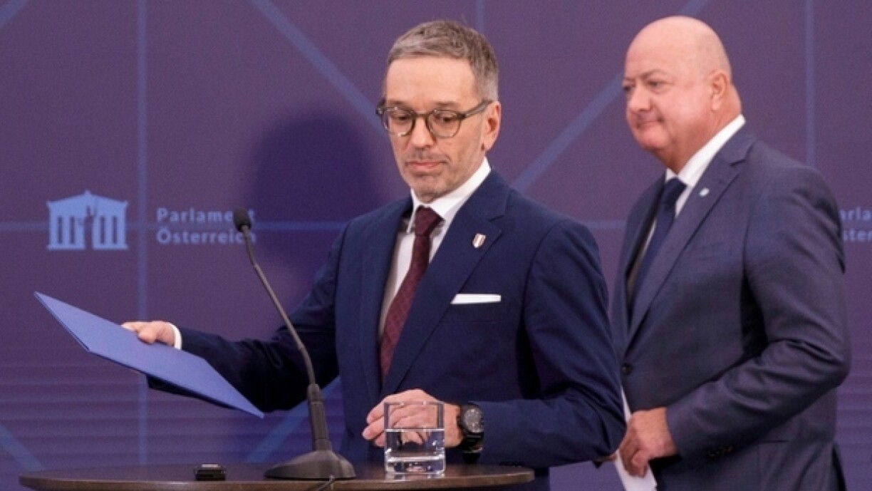 Den Herbert Kickl (beim Micro) vun der FPÖ an de Christian Stöcker vun der ÖVP féieren d'Verhandlunge fir hir Parteien.