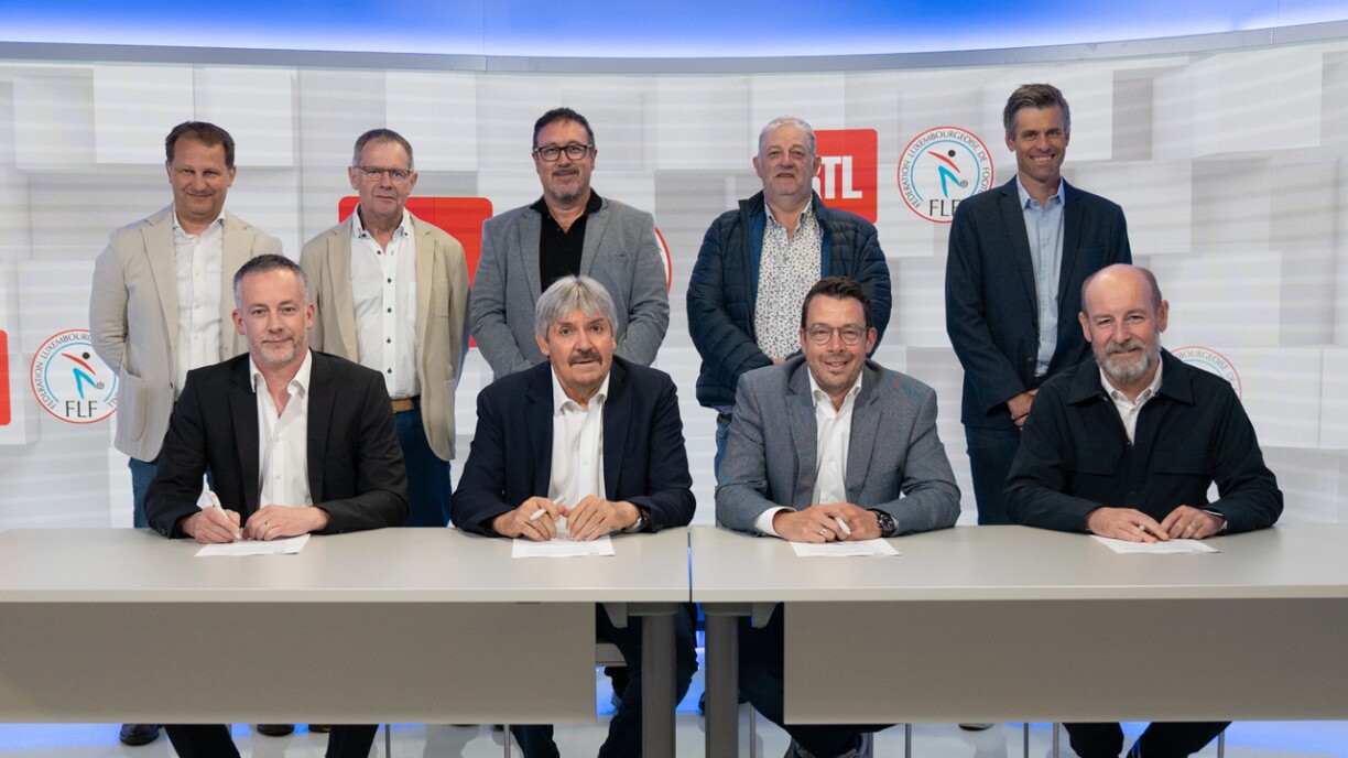 Sur la photo (1ère rangée de gauche à droite) Claude Kremer (member du Conseil d’Administration de la FLF), Paul Philipp (President FLF), Christophe Goossens (CEO RTL Luxembourg), Steve Schmit (Content Director RTL) (2e rangée de gauche à droite)Pascal Casel (RTL), Erny Decker (FLF), Marc Diederich (FLF), Christian Hess (FLF), Tom Flammang (Head of Sports RTL Luxembourg)
