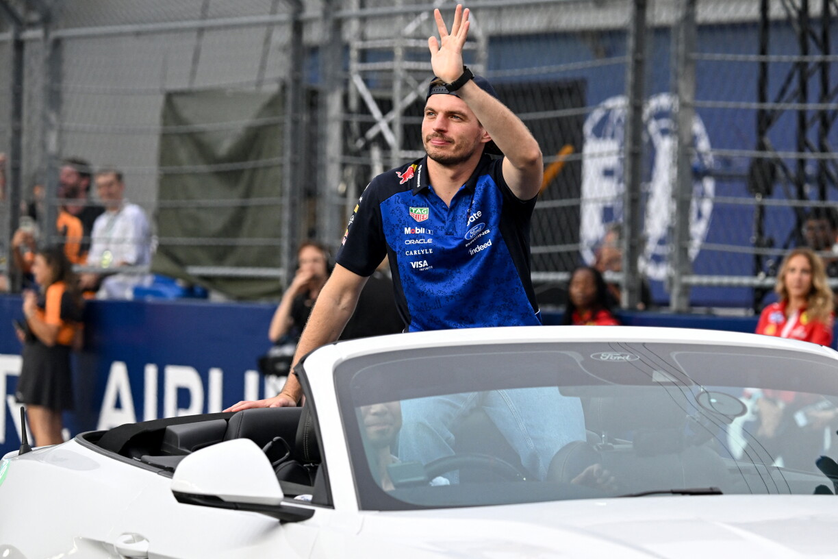Le pilote néerlandais Max Verstappen, de l'écurie Red Bull Racing, salue la foule lors du défilé des pilotes avant le départ du Grand Prix de Formule 1 de Singapour sur le circuit urbain de Marina Bay à Singapour, ce dimanche.