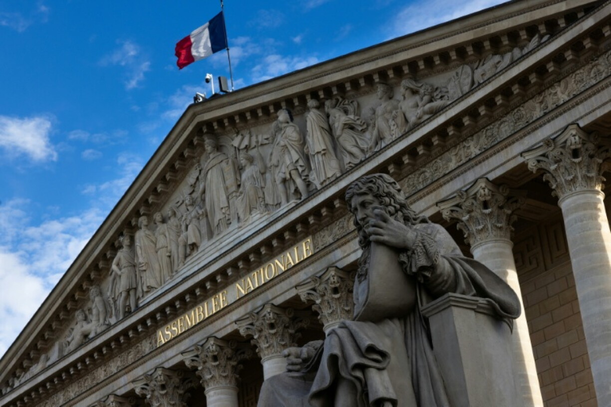 Une statue de Jean-Baptiste Colbert, artisan principal du Code noir de 1685, sur le parvis du Palais Bourbon, siège de l'Assemblée nationale, le 10 juillet 2024 à Paris