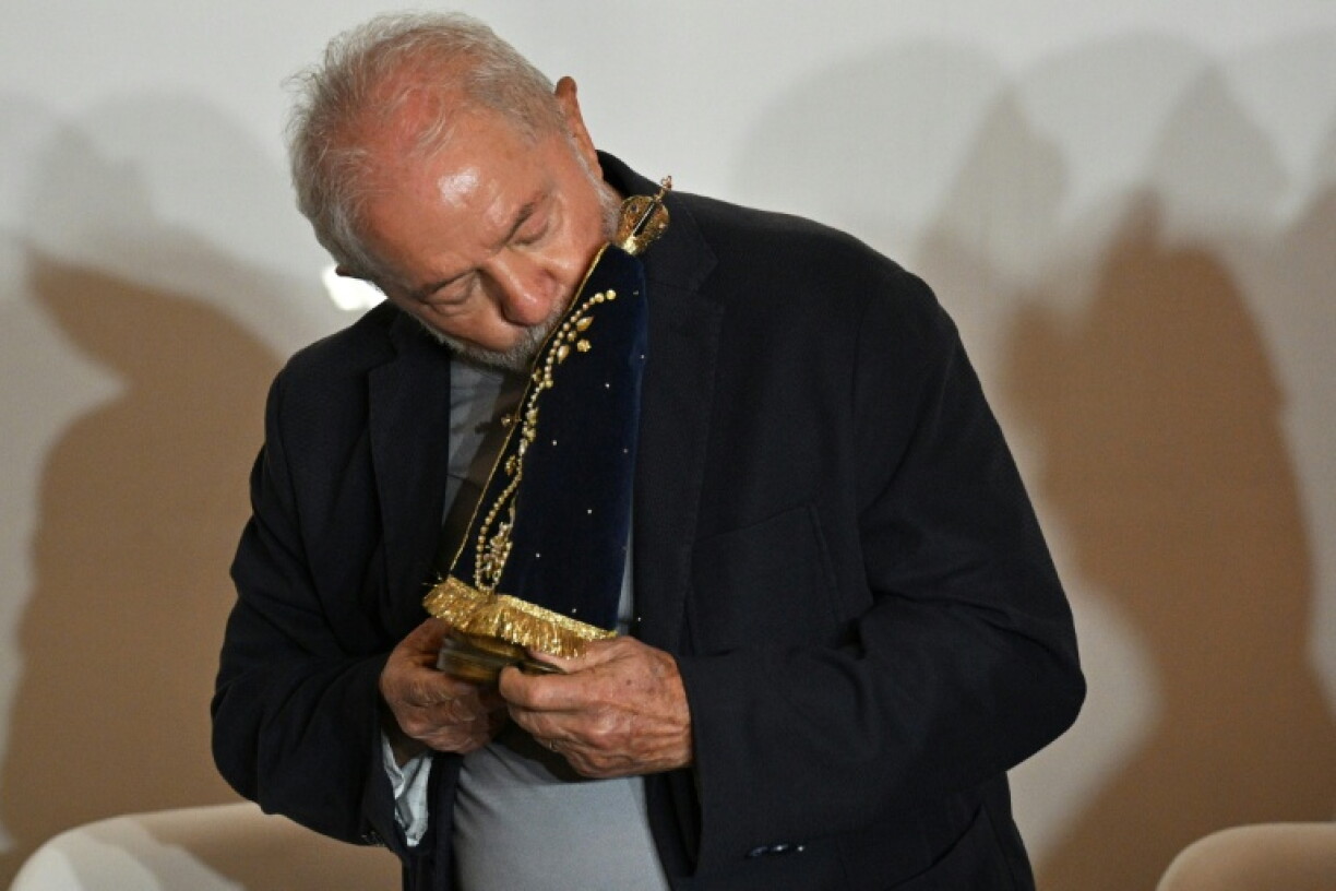 President Luiz Inacio Lula da Silva clutches a statue of Brazil's patron saint on the campaign trai