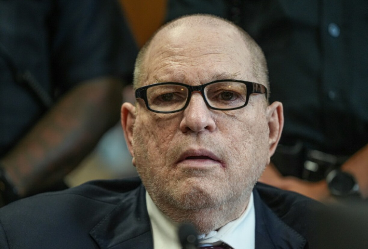 Der frühere Hollywood-Produzent Harvey Weinstein ist wegen sexueller Übergriffe auf eine Produktionsassistentin zu 15 Jahren Haft verurteilt worden. Er war für schuldig befunden worden, eine Assistentin im Jahr 2006 missbraucht zu haben.