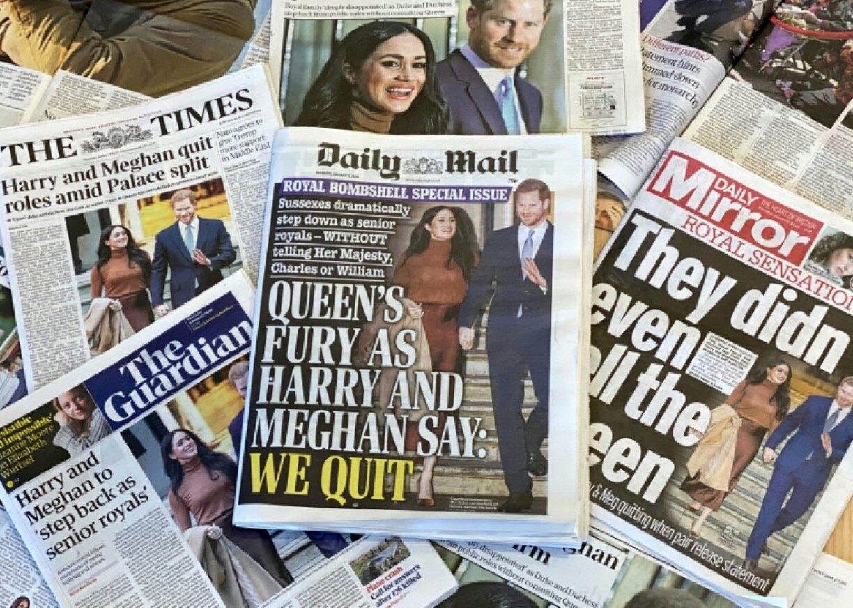 Des quotidiens britanniques photographiés à Londres le 9 janvier 2020 montre les gros titres rapportant que le prince Harry, duc de Sussex, et son épouse Meghan, duchesse de Sussex, envisagent de renoncer au rôle de membres seniors de la famille royale