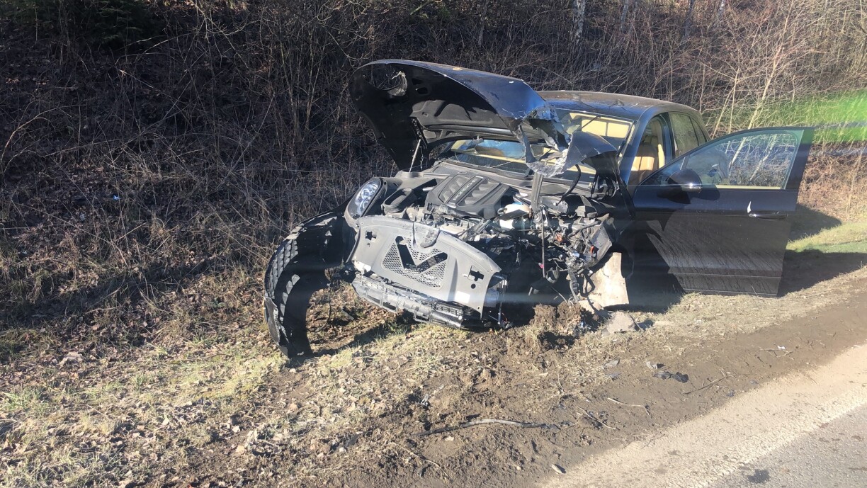 Ëm kuerz virun 10.30 Auer ass e Won virum Tunnel Albert Bousser an der Stad an e Potto gerannt.